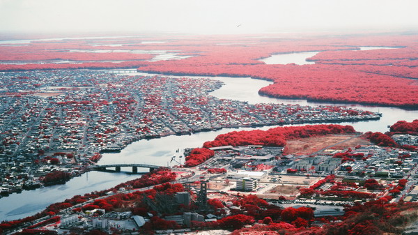 Những bức ảnh hồng ngoại nhấn mạnh cuộc chiến giữa đô thị và tự nhiên của Vicente Muñoz