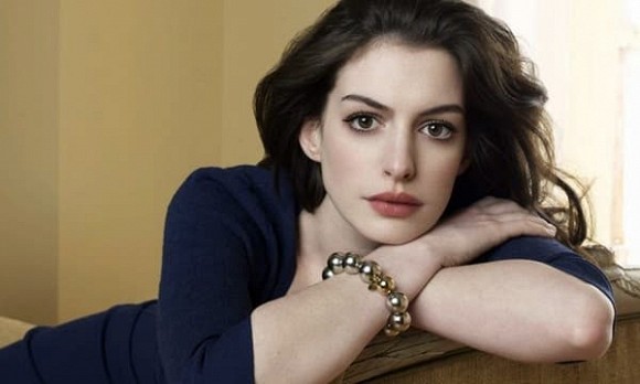Từng được mệnh danh là 'nữ thần đẹp không góc chết', nhan sắc Anne Hathaway giờ đây thay đổi thế nào?