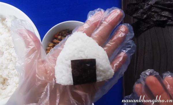 Cách làm cơm nắm Nhật Bản