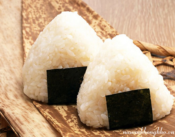 Cách làm cơm nắm Nhật Bản Onigiri mang đi dễ dàng cho nàng hậu đậu