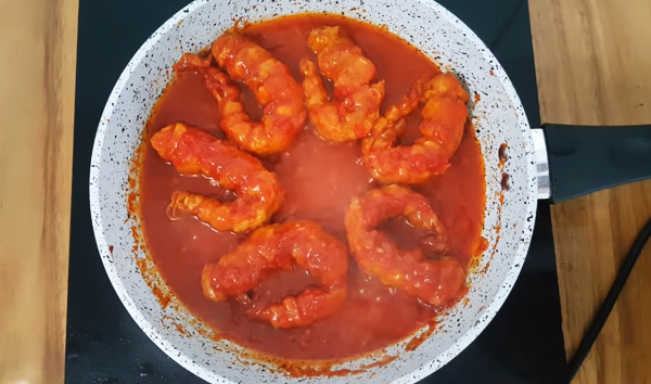 Cách làm tôm chay rim cà chua đỏ au “cực chất” cho ngày Rằm