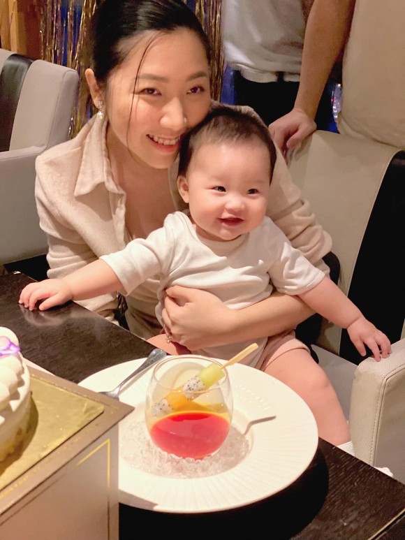 Em gái Trấn Thành mừng sinh nhật chồng ngoại quốc, nhan sắc thăng hạng sau khi bị chê béo
