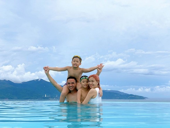 MC Hoàng Linh cùng chồng và 2 con riêng đi du lịch Đà Nẵng