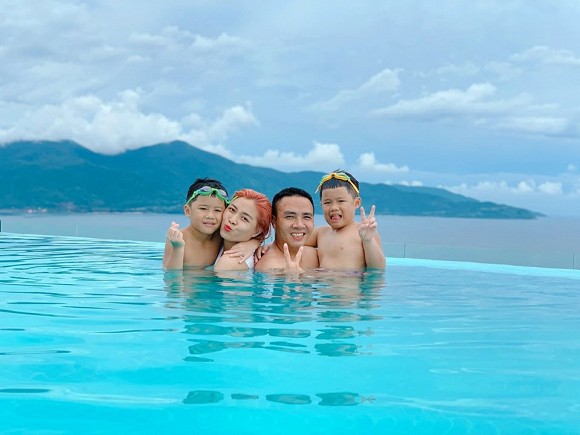 MC Hoàng Linh cùng chồng và 2 con riêng đi du lịch Đà Nẵng