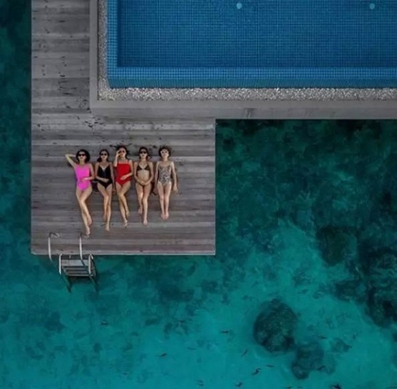Vừa sinh con ít lâu, Hồ Hạnh Nhi đã khoe dáng nóng bỏng đáng ngưỡng mộ khi du lịch Maldives bên hội bạn thân