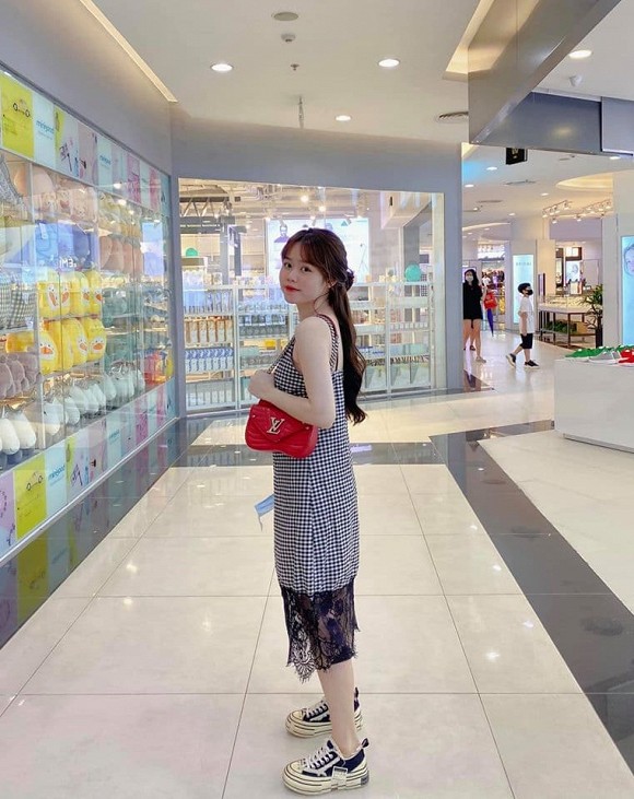 Mặc váy suông đi trung tâm thương mại, bạn gái Quang Hải bị hỏi: 'Em bé mấy tháng rồi?'