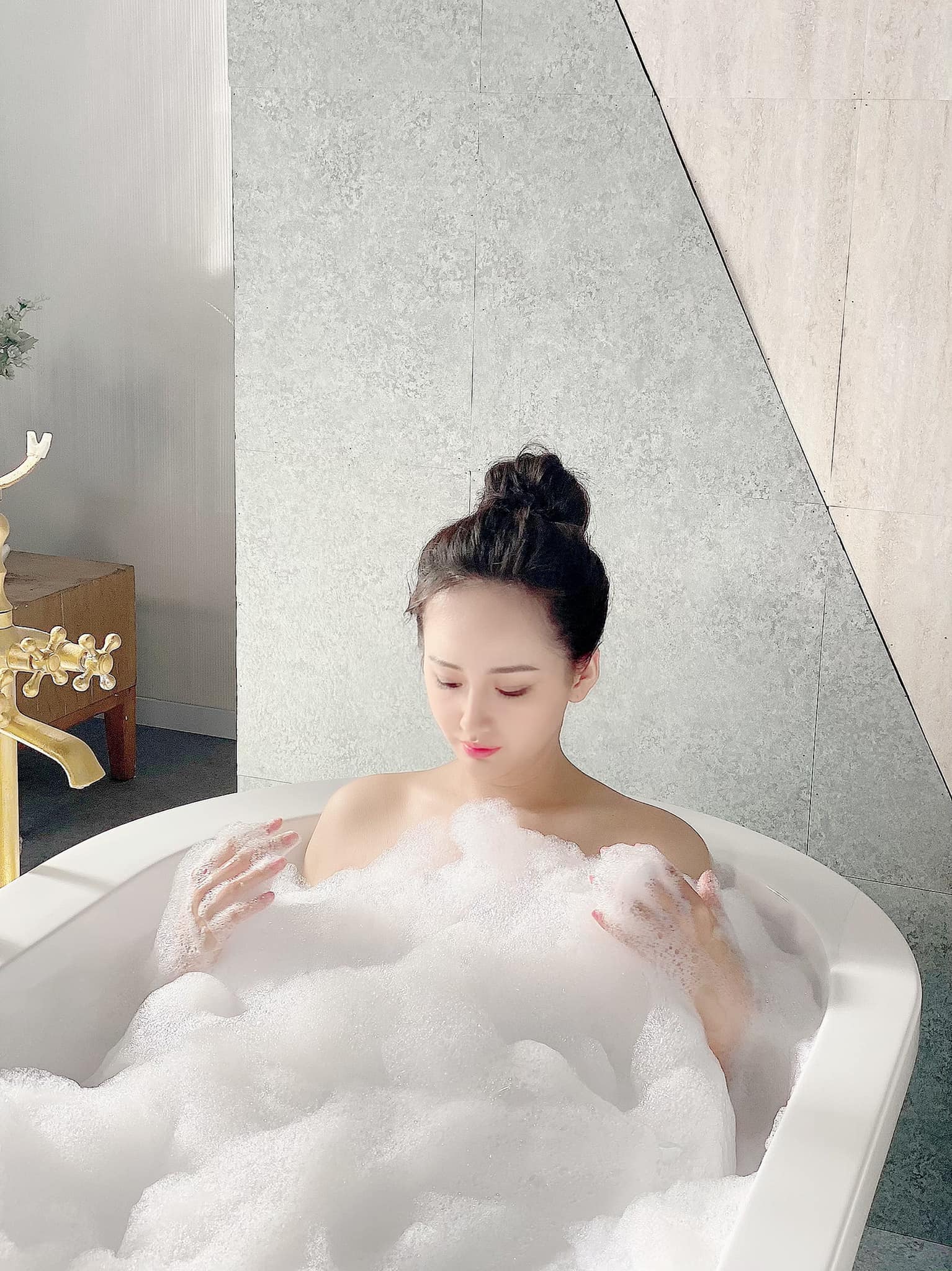 Mai Phương Thúy tung ảnh bán nude gợi cảm trong bồn tắm gây &#34;bão&#34; mạng xã hội - 1
