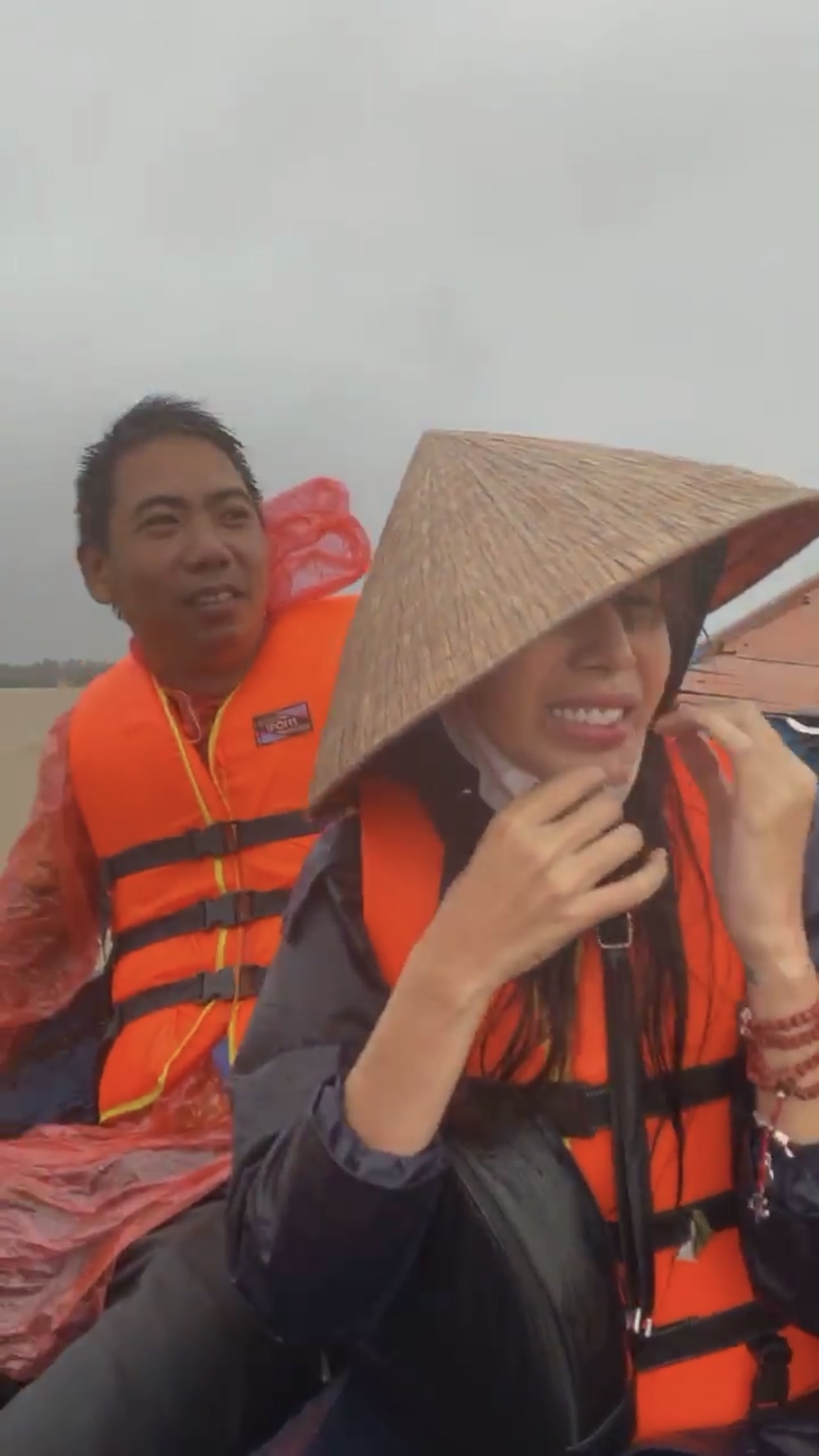 Thuỷ Tiên hoảng sợ trước cảnh nước lũ như sóng biển khi đi cứu trợ ở Quảng Bình - 1