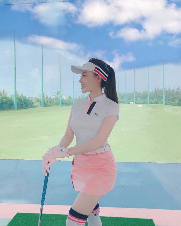 Trang phục của loạt sao Việt, hot girl khi chơi golf: Diễn viên hài Thu Trang kín như bưng; Âu Hà My gợi cảm