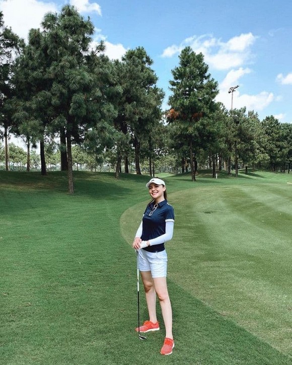 Trang phục của loạt sao Việt, hot girl khi chơi golf: Diễn viên hài Thu Trang kín như bưng; Âu Hà My gợi cảm